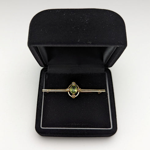 英國古董 15 克拉金綠寶石與珍珠別針胸針