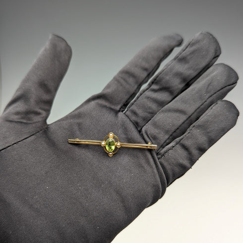 英國古董 15 克拉金綠寶石與珍珠別針胸針