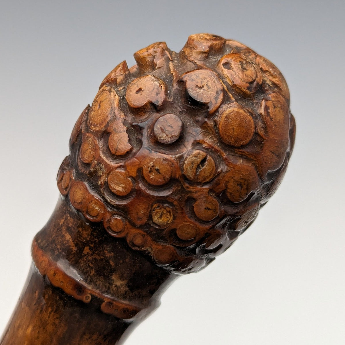【ファッション通販】 1897年 ステッキ 杖 彫刻ロンデルハンドル 純銀装飾 88cm 木工、竹工芸