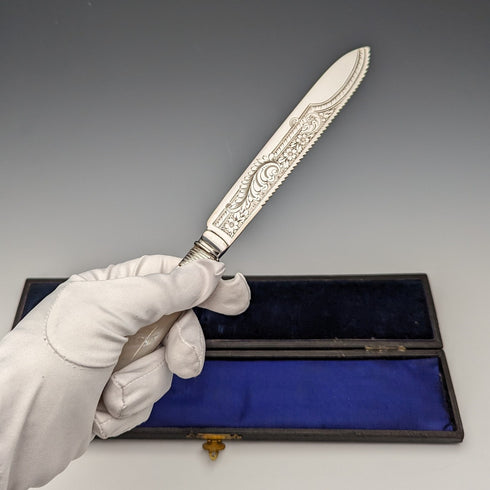 1925年 英国アンティーク 白蝶貝ハンドル ブレッドナイフ 箱入り John Batt