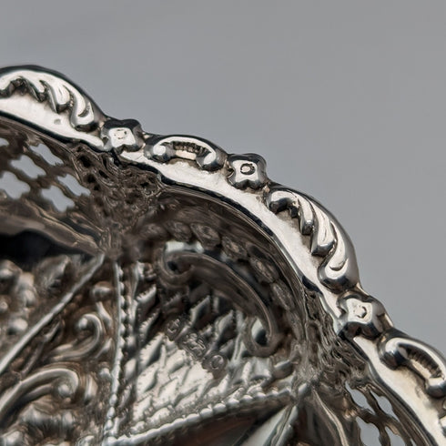 1902年 英国アンティーク 純銀製 花装飾 ディッシュ 43g Walker and Hall