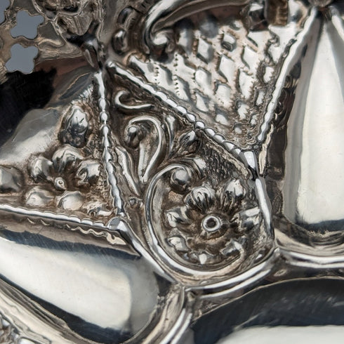 1902年 英国アンティーク 純銀製 花装飾 ディッシュ 43g Walker and Hall