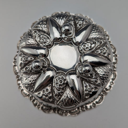 1902年 英国アンティーク 純銀製 花装飾 ディッシュ 43g Walker and Hall