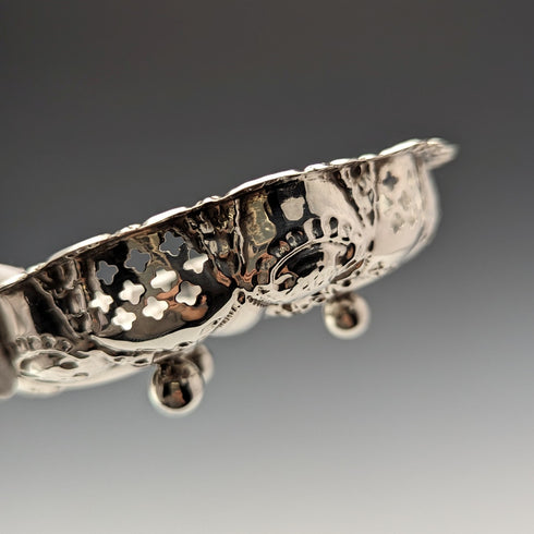 1902年 英国アンティーク 純銀製 花装飾 ディッシュ 43g Walker and Hall