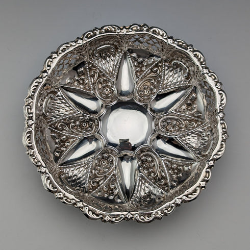 1902年 英国アンティーク 純銀製 花装飾 ディッシュ 43g Walker and Hall