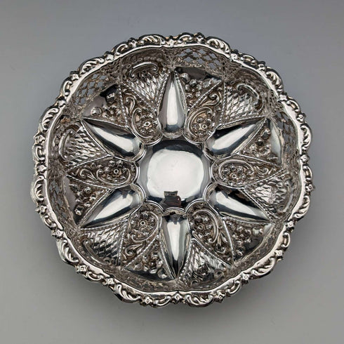 1902 British Antique Sterling Silver Floral Dish 43g Walker and Hall