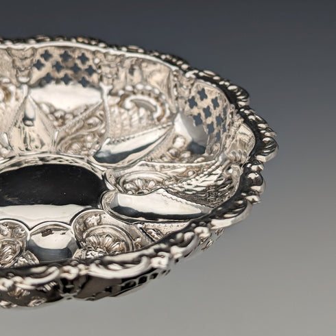 1902年 英国アンティーク 純銀製 花装飾 ディッシュ 43g Walker and Hall