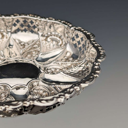 1902 British Antique Sterling Silver Floral Dish 43g Walker and Hall