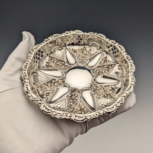 1902年 英国アンティーク 純銀製 花装飾 ディッシュ 43g Walker and Hall