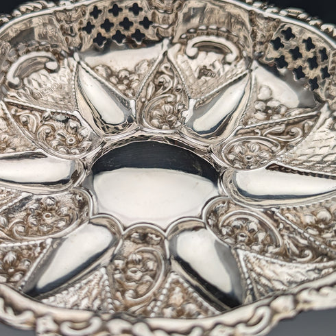 1902年 英国アンティーク 純銀製 花装飾 ディッシュ 43g Walker and Hall