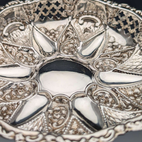 1902 British Antique Sterling Silver Floral Dish 43g Walker and Hall