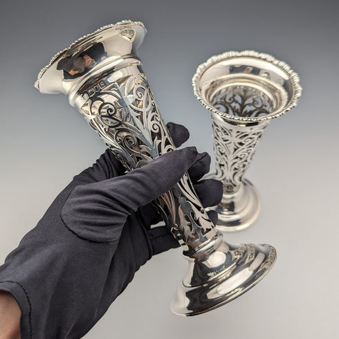 1901年頃 英国アンティーク 純銀製 花瓶ペア ピアス装飾 計312g Josiah Williams