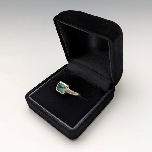 British Vintage Jewelry Square Green Stone Sterling Silver Ring (Size 20)