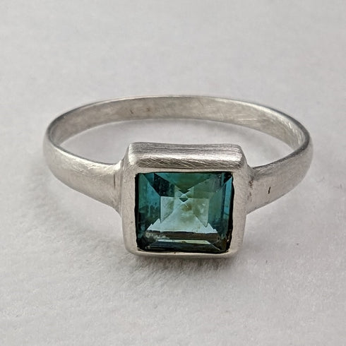 British Vintage Jewelry Square Green Stone Sterling Silver Ring (Size 20)