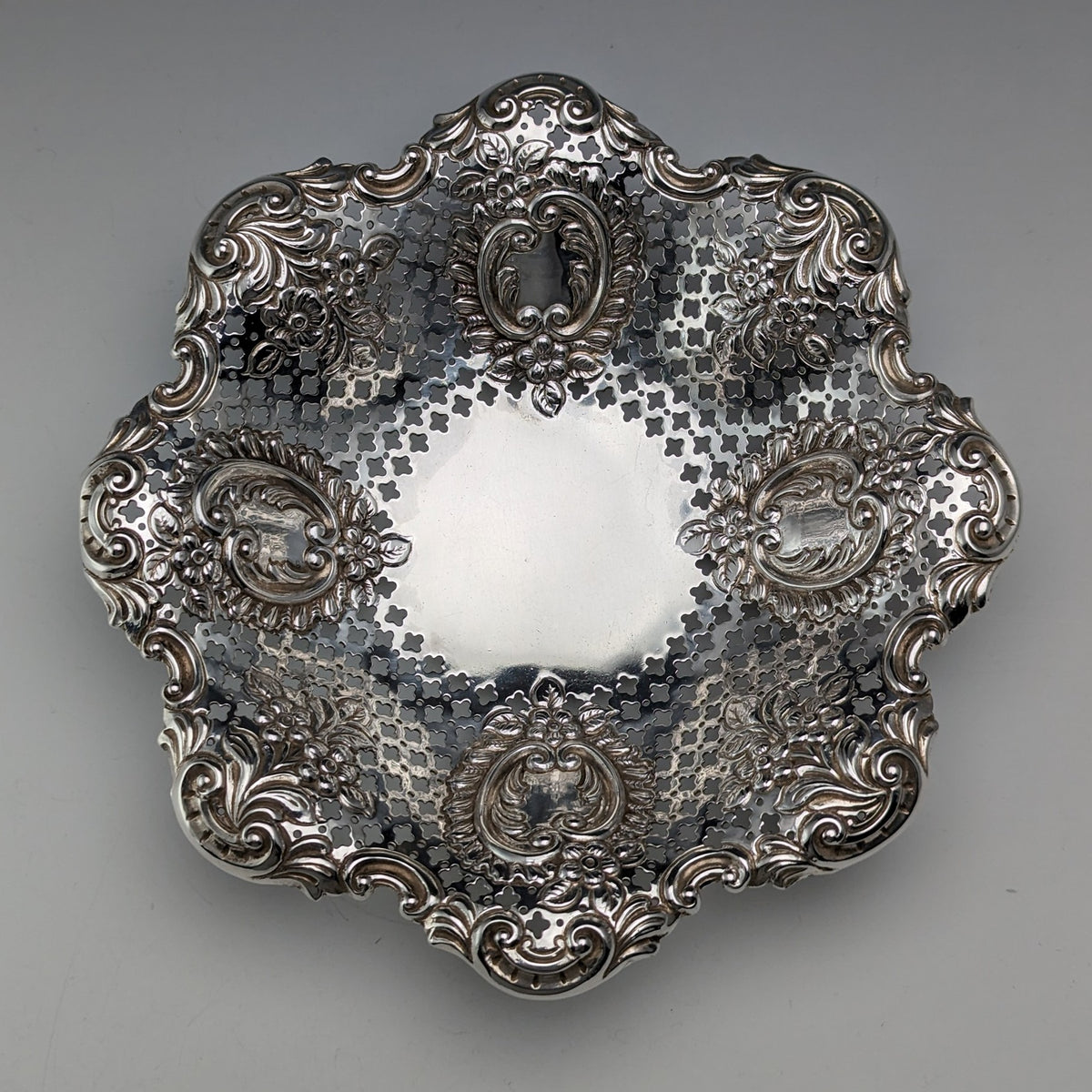 1895年 英国アンティーク 純銀製 花装飾 ディッシュ 111g James Dixon ＆ Sons 1895年 英国アンティーク 純銀製 花装飾 ディッシュ 111g James