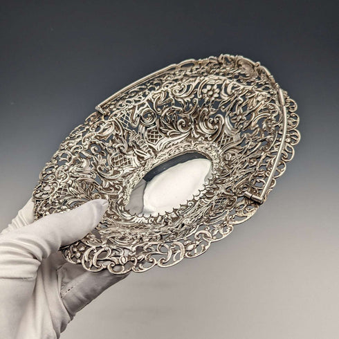 1892 British antique sterling silver basket decorated with pierced earrings, movable handle, 272g, large, Spiers