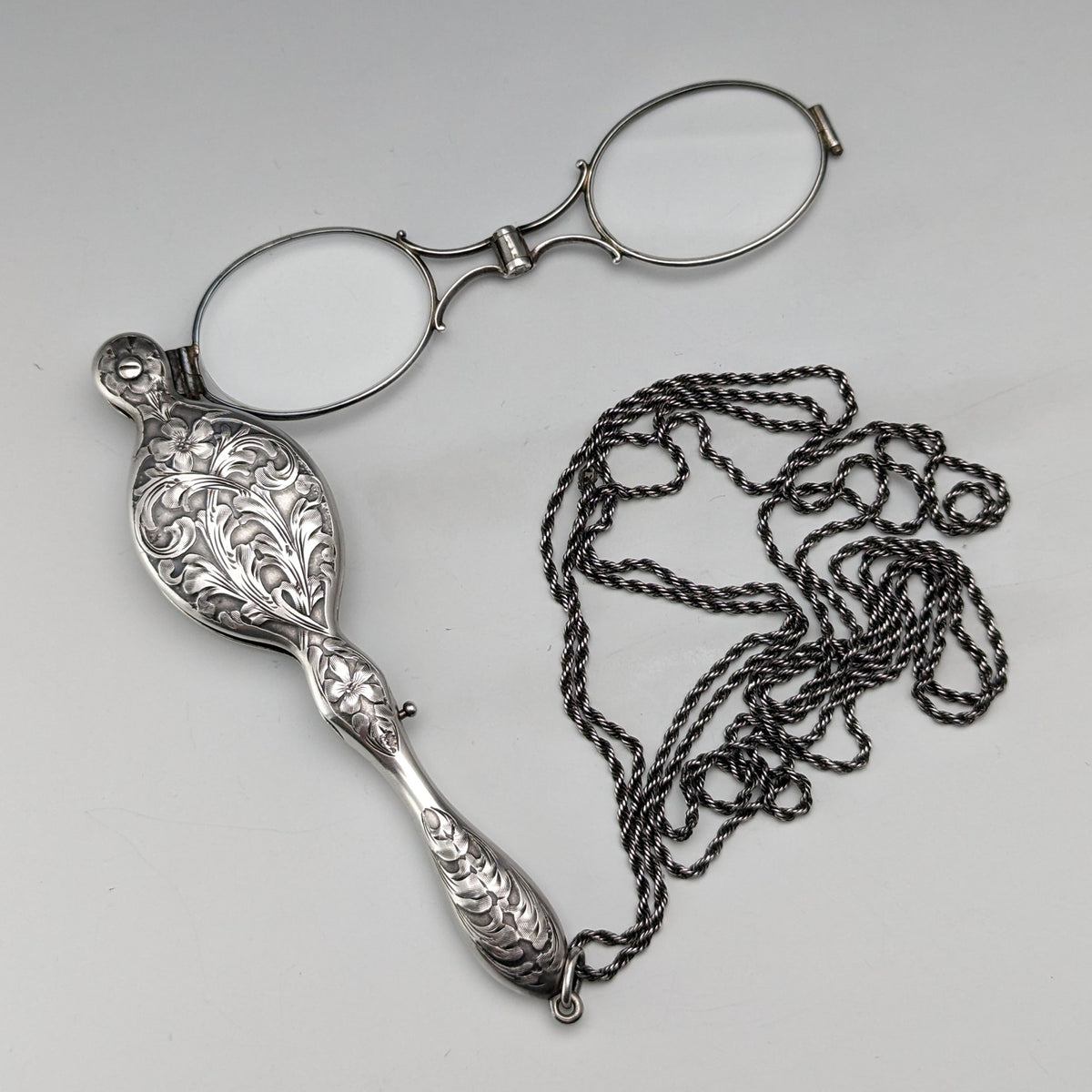 米国アンティーク 純銀製 細密装飾 携帯用折りたたみ式眼鏡 ロニエット チェーン付き – SILVER-LUG