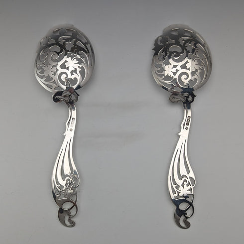 1911 British antique sterling silver serving spoon pair 104g Martin, Hall & Co