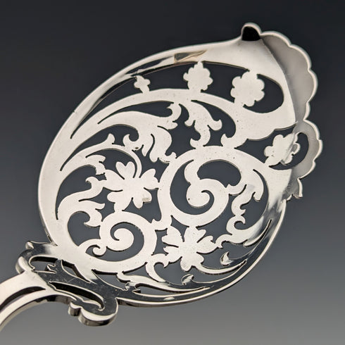 1911 British antique sterling silver serving spoon pair 104g Martin, Hall & Co