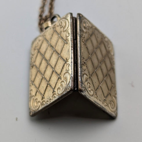 英國復古 14 克拉卷金書形盒式吊墜項鍊