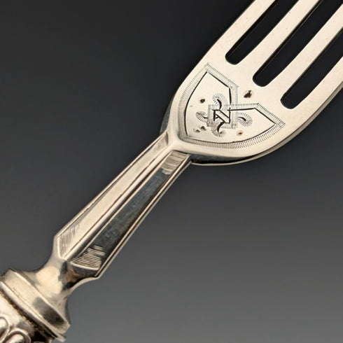 1906 British antique carved mother-of-pearl handles, pure silver blades, dessert cutlery, 6 pairs, William Hutton, wooden box