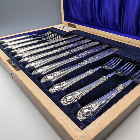 6 pairs of antique British silver plate cutlery from around 1910 in a wooden box