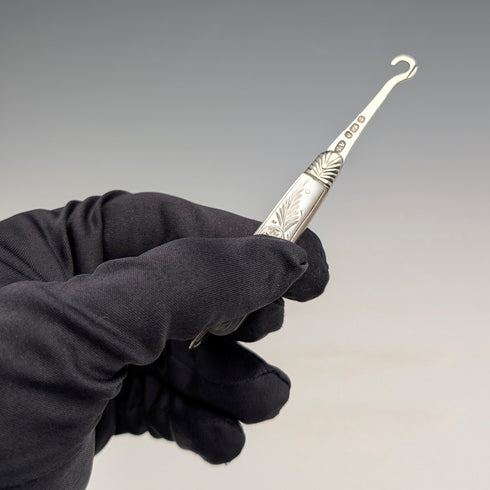 1896年 英国アンティーク 白蝶貝ハンドル 純銀ボタンフック Arthur Worral Staniforth