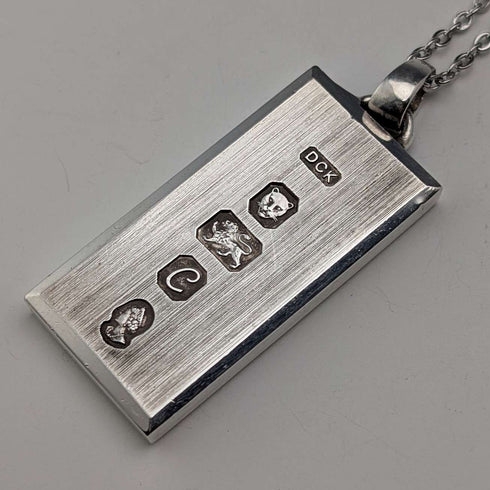 1977 British sterling silver jubilee ingot pendant 35g with necklace