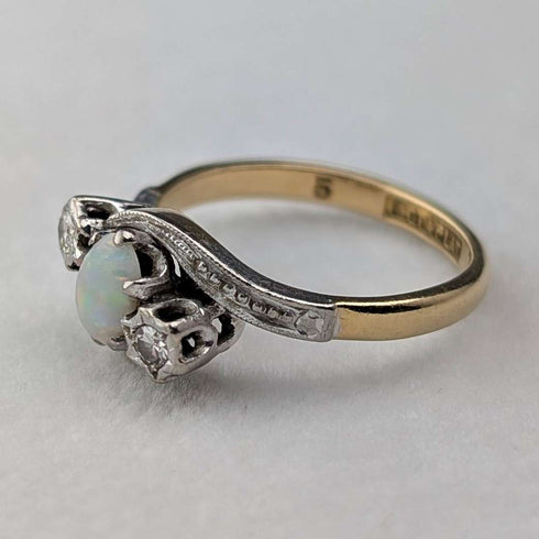Antique K18 gold ring with opal and diamond (size 8)