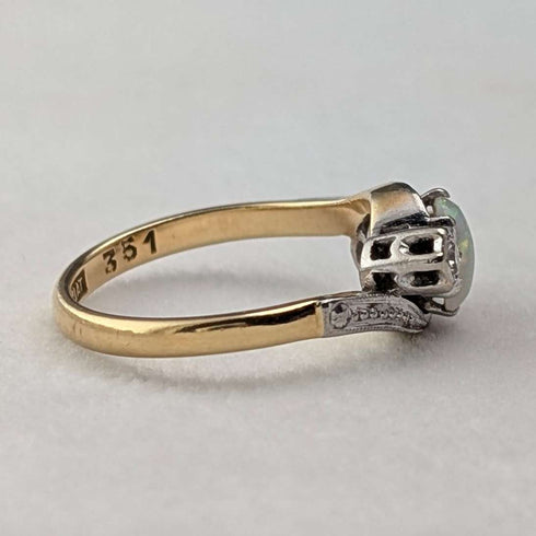 Antique K18 gold ring with opal and diamond (size 8)