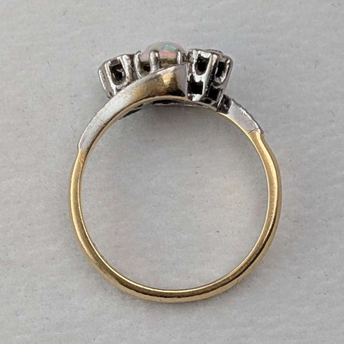 Antique K18 gold ring with opal and diamond (size 8)