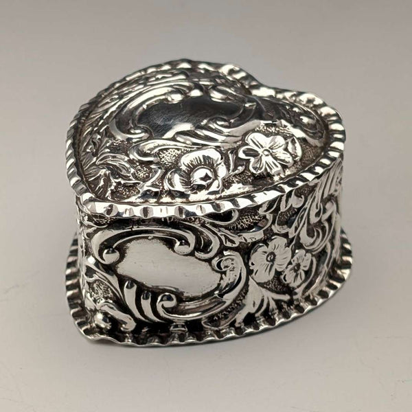 1892 British antique sterling silver heart-shaped box, 25g