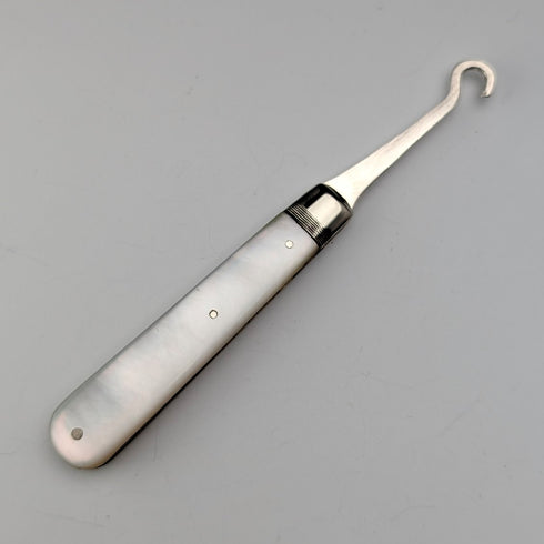 1905年 英国アンティーク 白蝶貝ハンドル 純銀ボタンフック Francis Howard