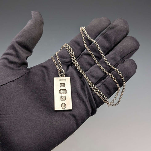 1977 British sterling silver jubilee ingot pendant and sterling silver chain, total weight 21g, Excalibur Jewellery①