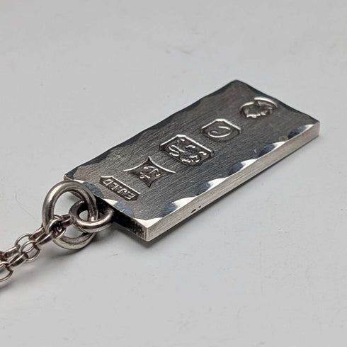 1977 British sterling silver jubilee ingot pendant and sterling silver chain, total weight 21g, Excalibur Jewellery②