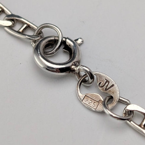 1977 年英國純銀禧年錠吊墜和純銀鍊,總重 22 克,WJ 公司。