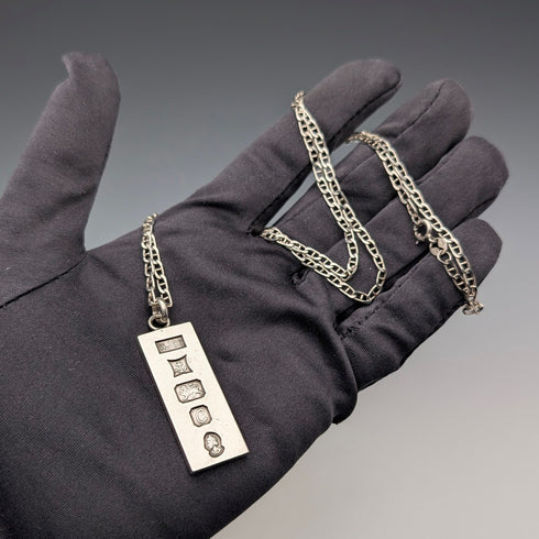 1977 年英國純銀禧年錠吊墜和純銀鍊,總重 22 克,WJ 公司。