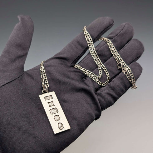 1977 British sterling silver jubilee ingot pendant and sterling silver chain, total weight 22g, WJ Co.