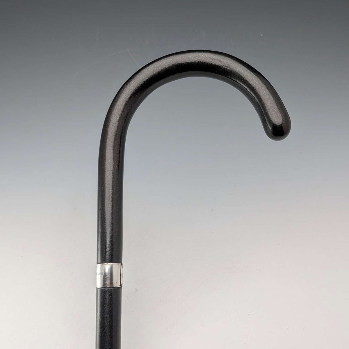 1933年 英国ヴィンテージ 黒軸 曲がりハンドル 純銀装飾 軽量ステッキ 杖 94cm M&T Ltd 1933年 英国ヴィンテージ 黒軸 曲がりハンドル 純銀装飾 軽量ステッキ