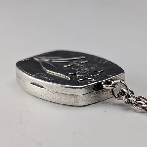 1908 年英國古董純銀花朵小盒子吊墜配純銀項鍊,共重 7.8 克,Sheldon Brothers