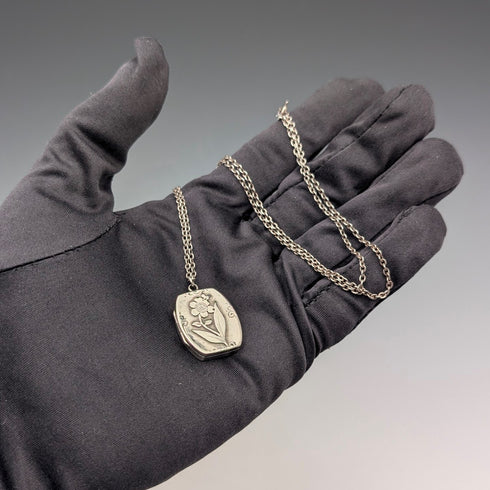 1908 年英國古董純銀花朵小盒子吊墜配純銀項鍊,共重 7.8 克,Sheldon Brothers