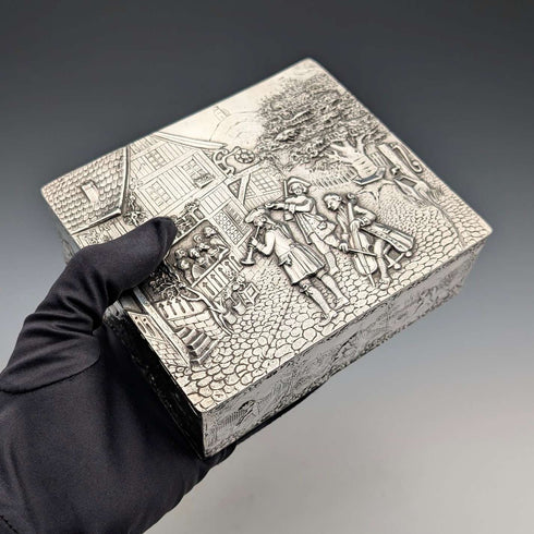 1912 British antique sterling silver large box with detailed decoration 444g George Bedingham Very good condition