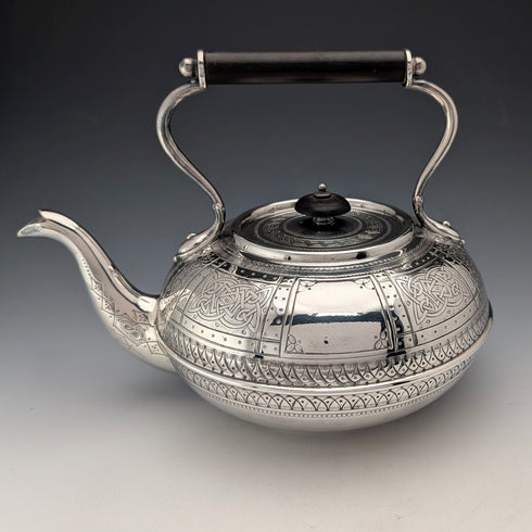 英国アンティーク シルバープレート製 ティーケトル ケルト風彫刻