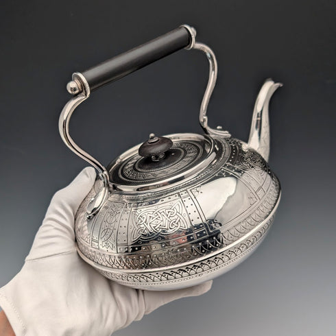 英国アンティーク シルバープレート製 ティーケトル ケルト風彫刻