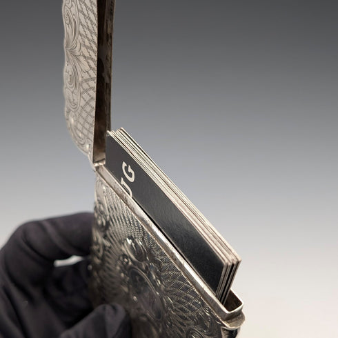 1863 年英國古董花卉雕刻純銀卡片盒,57 克,Hillard & Thomason