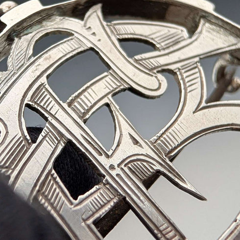 古董純銀字母圓形胸針