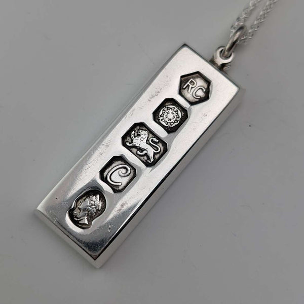 1977 British sterling silver jubilee ingot pendant and sterling silver chain, 35g total, Carr's