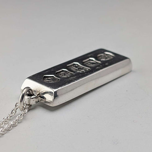 1977 British sterling silver jubilee ingot pendant and sterling silver chain, 35g total, Carr's