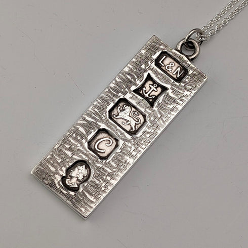 1977 年英國純銀禧年錠吊墜和純銀鍊,共重 32 克 L&N