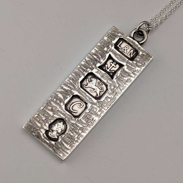 1977 British sterling silver jubilee ingot pendant and sterling silver chain, total 32g L&N